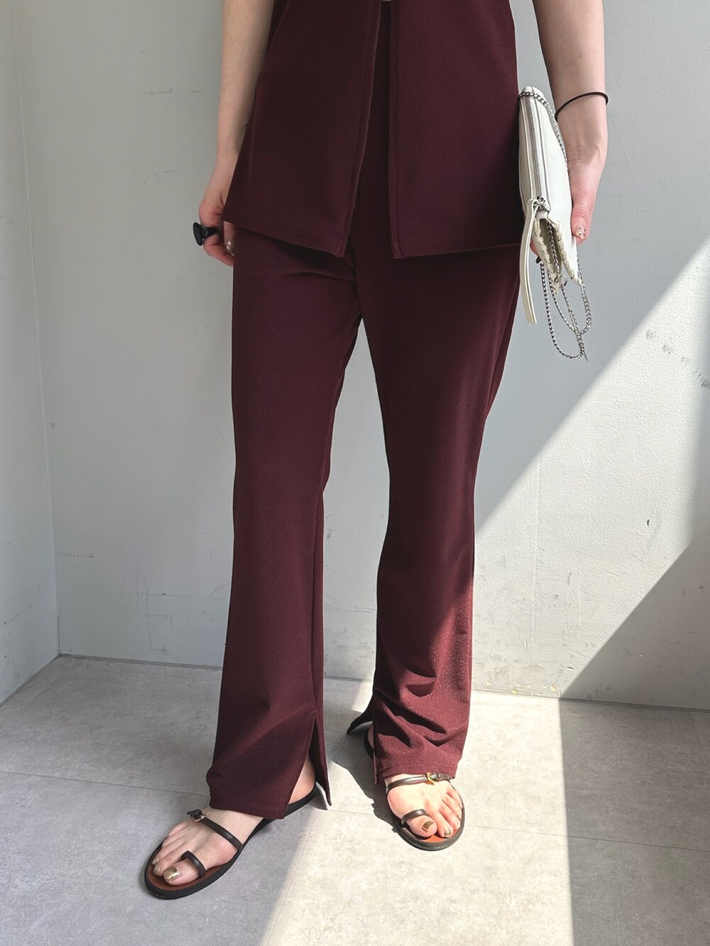 ブラック系のショルダーバッグ、レッド系の水着、レッド系の水着を着用したレディースの春コーディネートの5枚目の写真