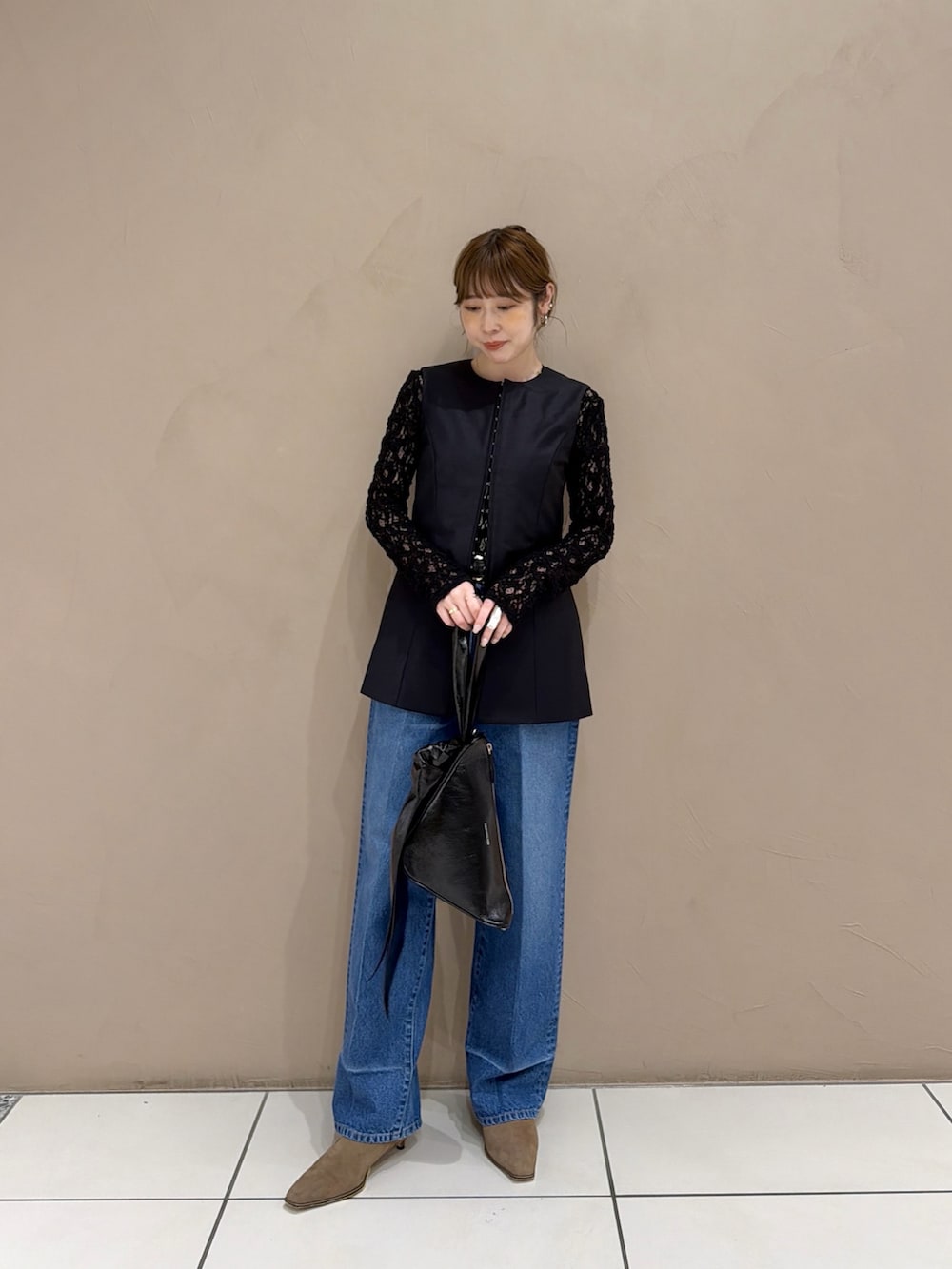 ブラック系のTシャツ/カットソー、グレー系のベスト、ブルー系のベストを着用したレディースの秋コーディネートの4枚目の写真