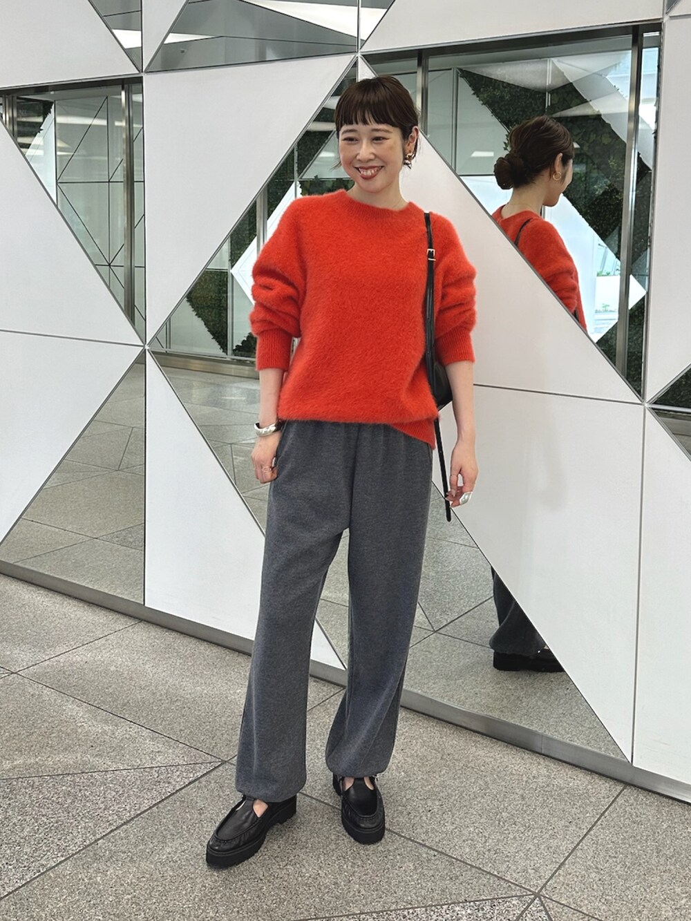 グレー系のその他パンツ、ブラック系のローファー、ブラック系のショルダーバッグを着用したレディースの夏コーディネートの4枚目の写真