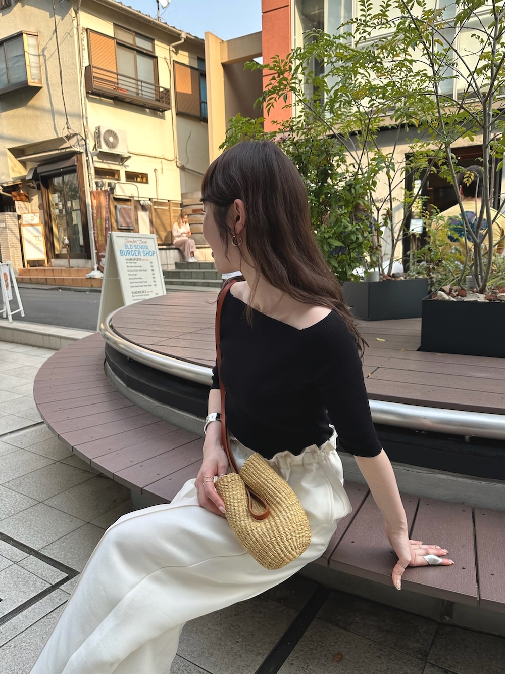 ブラック系のニット/セーターを着用したレディースの春コーディネートの2枚目の写真