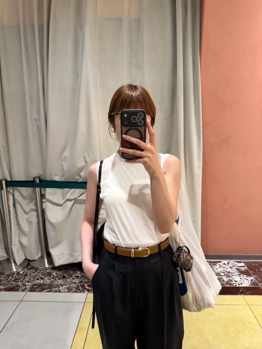 ブラック系のベルト、ブルー系のベルト、イエロー系のベルトを着用したレディースの夏コーディネートの2枚目の写真
