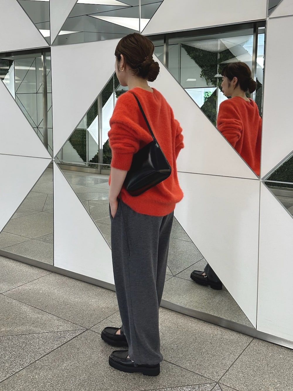 グレー系のその他パンツ、ブラック系のローファー、ブラック系のショルダーバッグを着用したレディースの夏コーディネートの3枚目の写真