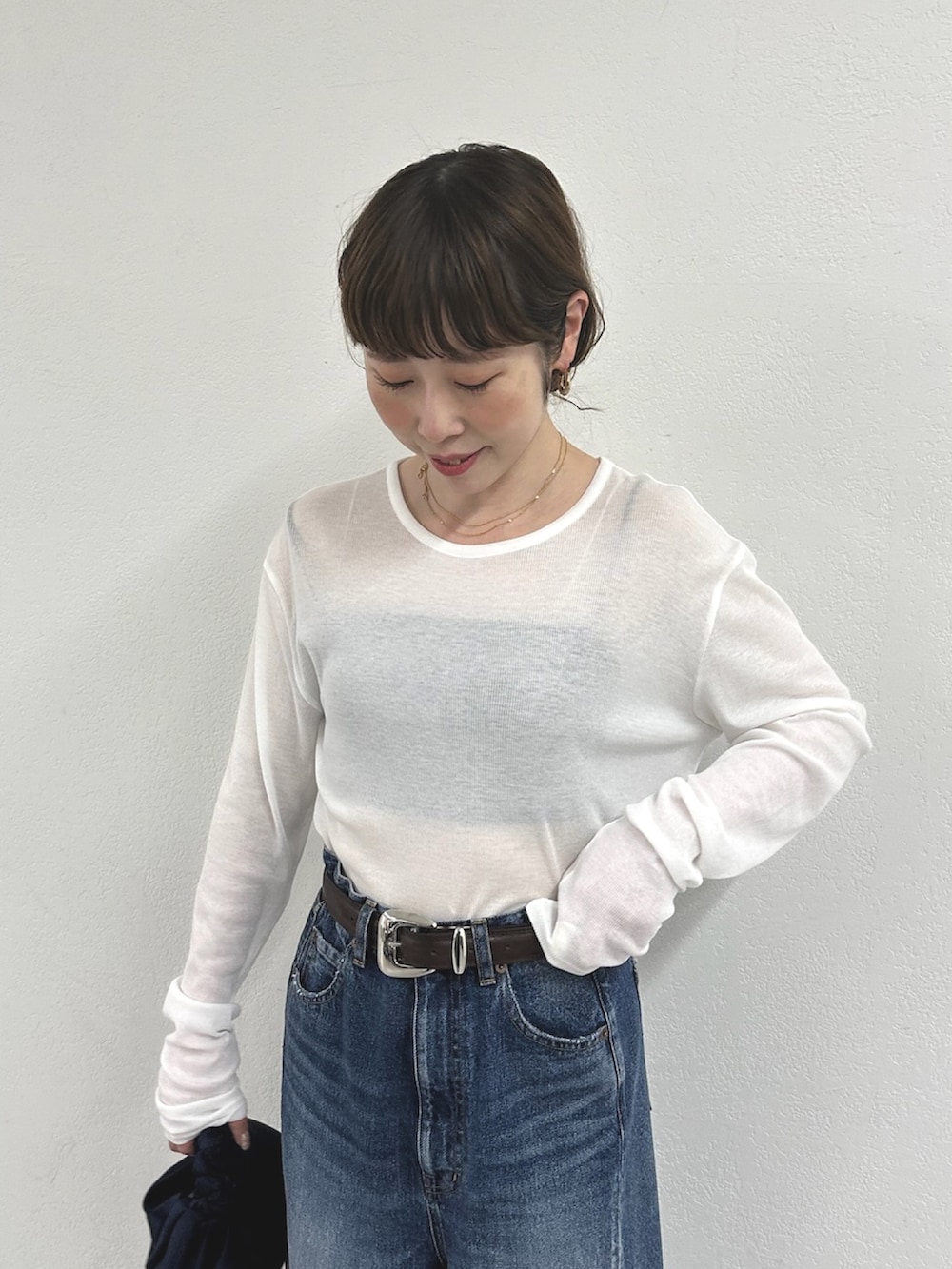 ホワイト系のTシャツ/カットソー、ブルー系のデニムパンツ、ブラウン系のサンダルを着用したレディースの春コーディネートの5枚目の写真