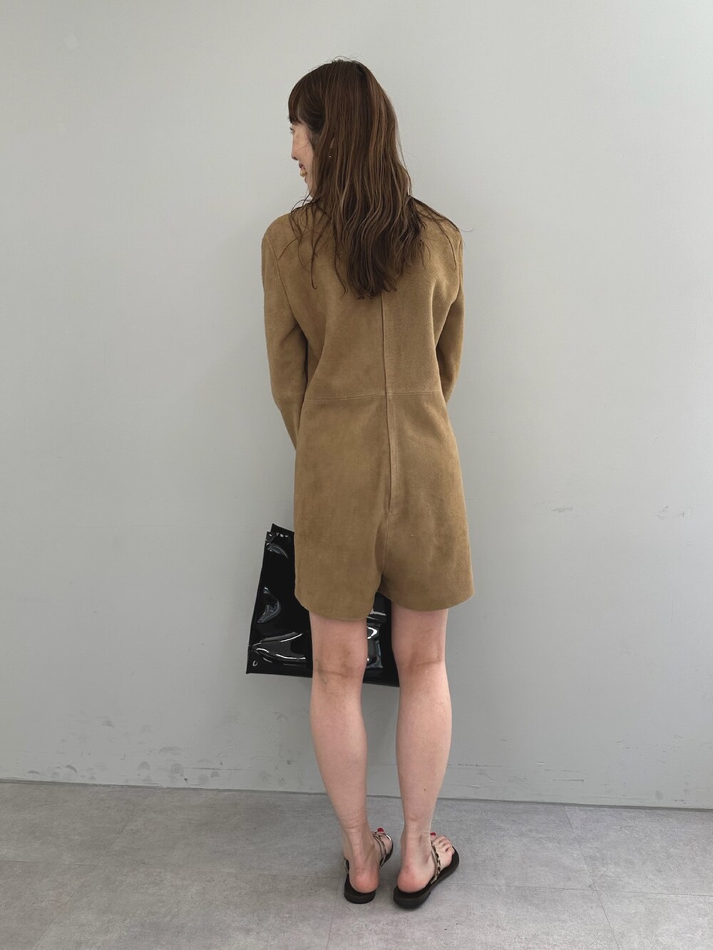 イエロー系のつなぎ/オールインワン、ブラック系のトートバッグを着用したレディースの春コーディネートの4枚目の写真