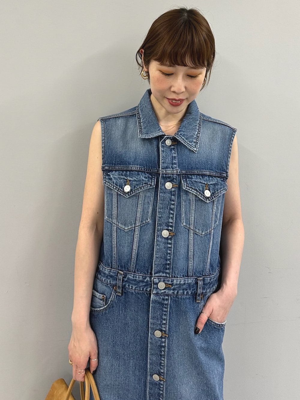 ブルー系のワンピース、イエロー系のボストンバッグを着用したレディースの春コーディネートの5枚目の写真