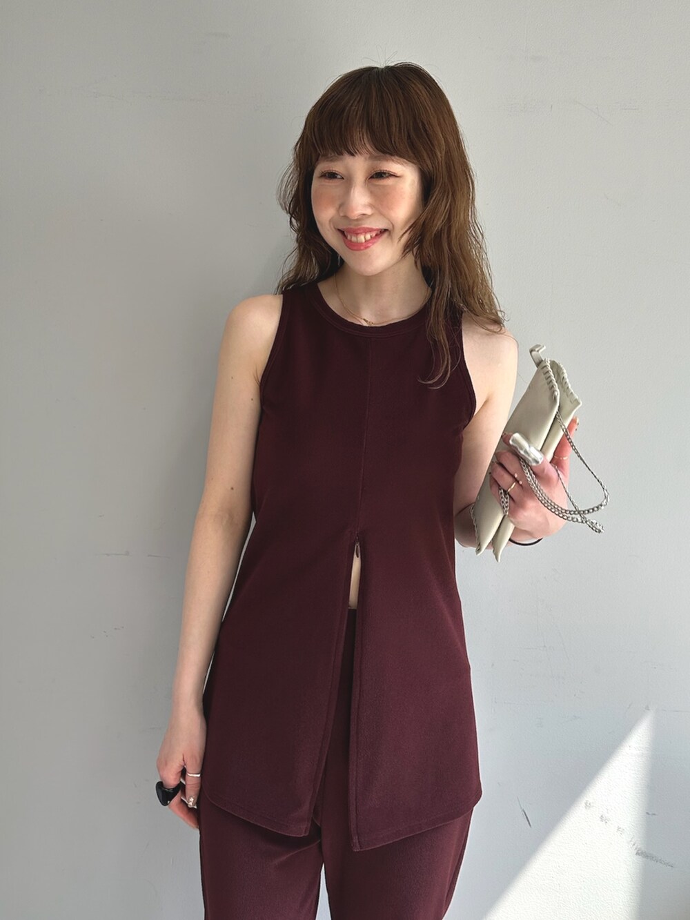 ブラック系のショルダーバッグ、レッド系の水着、レッド系の水着を着用したレディースの春コーディネートの4枚目の写真