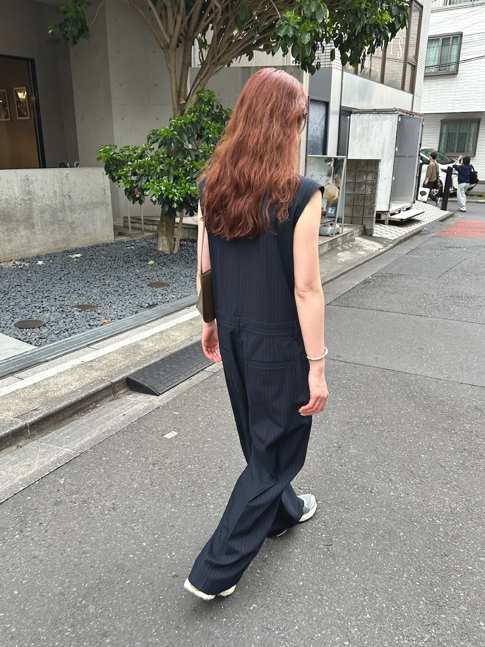 ブルー系のつなぎ/オールインワン、ブラウン系のショルダーバッグを着用したレディースの夏コーディネートの3枚目の写真