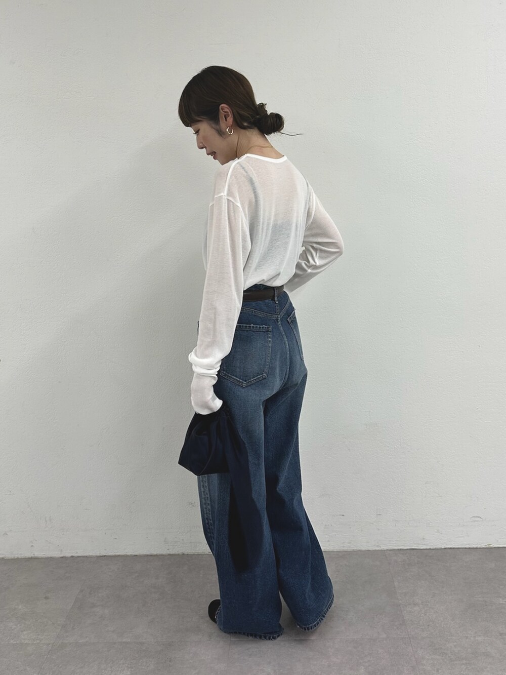 ホワイト系のTシャツ/カットソー、ブルー系のデニムパンツ、ブラウン系のサンダルを着用したレディースの春コーディネートの3枚目の写真