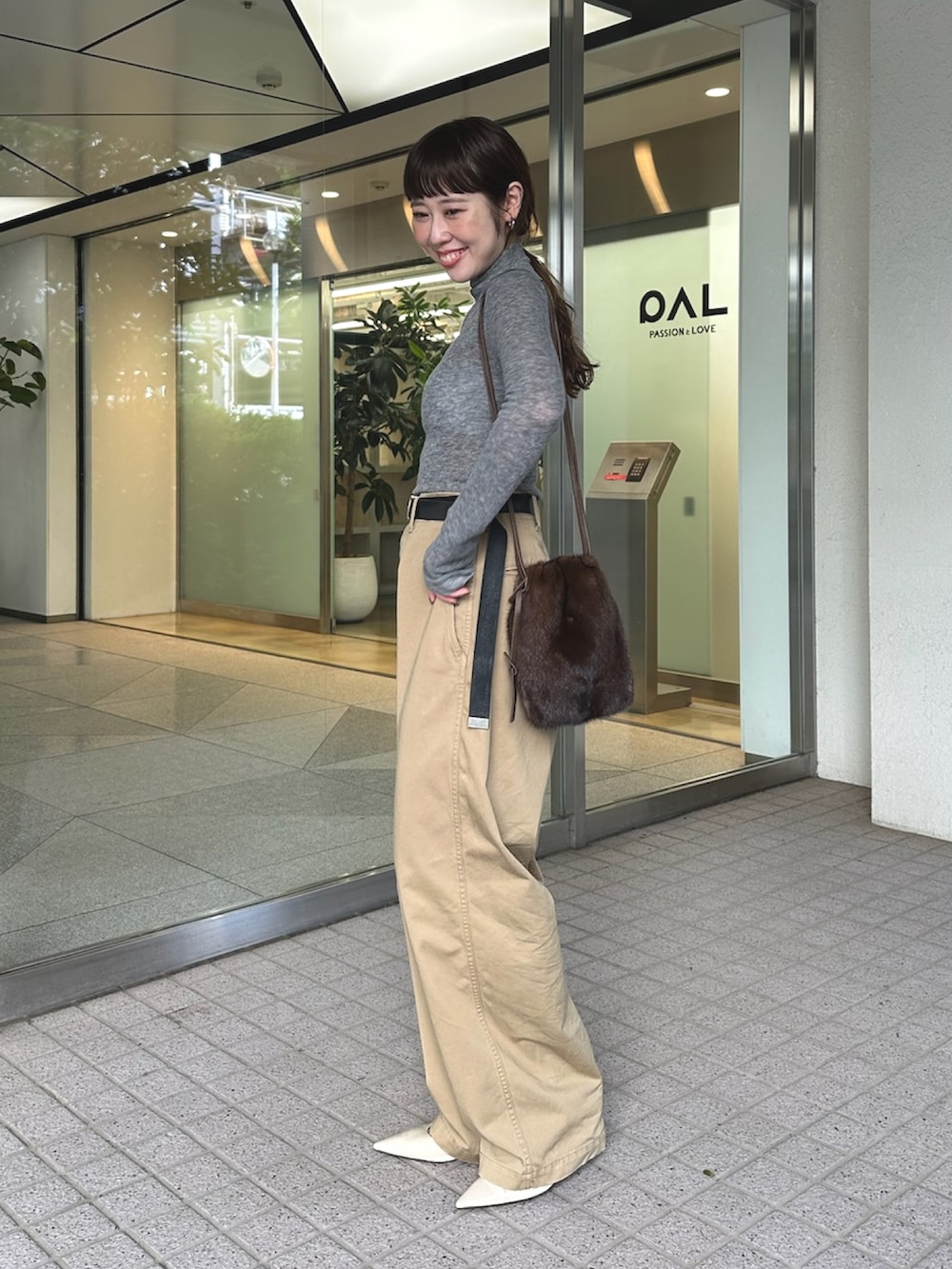 グレー系のニット/セーター、ベージュ系のパンプス、ブラック系のインナーウェア/肌着を着用したレディースの夏コーディネートの3枚目の写真