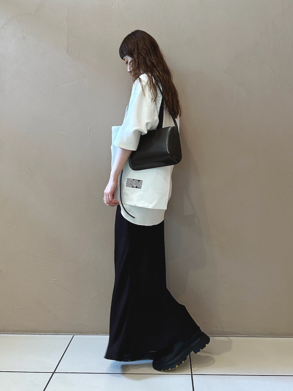 ホワイト系のシャツ/ブラウス、ブラック系のショルダーバッグ、ブラック系のブーツを着用したレディースの夏コーディネートの4枚目の写真