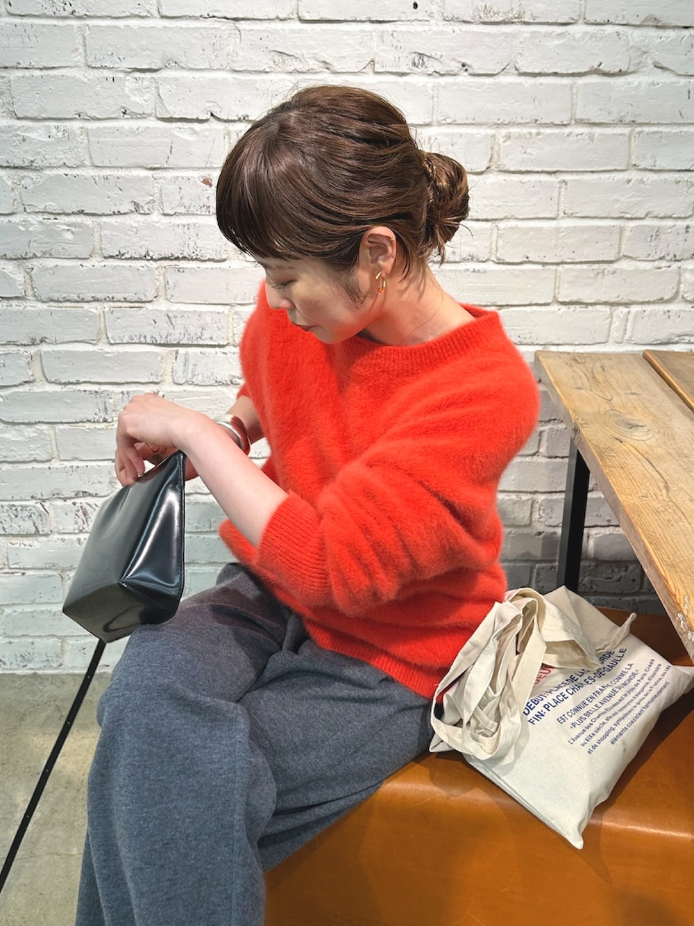 グレー系のその他パンツ、ブラック系のローファー、ブラック系のショルダーバッグを着用したレディースの夏コーディネートの6枚目の写真