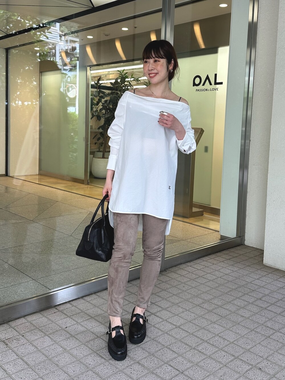 ホワイト系のシャツ/ブラウス、ブラウン系のその他パンツ、ブラック系のローファーを着用したレディースの夏コーディネートの2枚目の写真