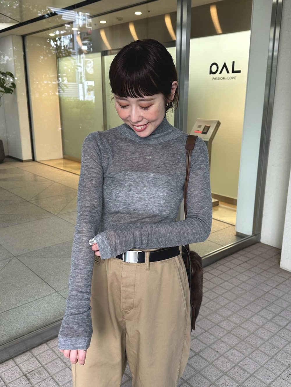 グレー系のニット/セーター、ベージュ系のパンプス、ブラック系のインナーウェア/肌着を着用したレディースの夏コーディネートの5枚目の写真