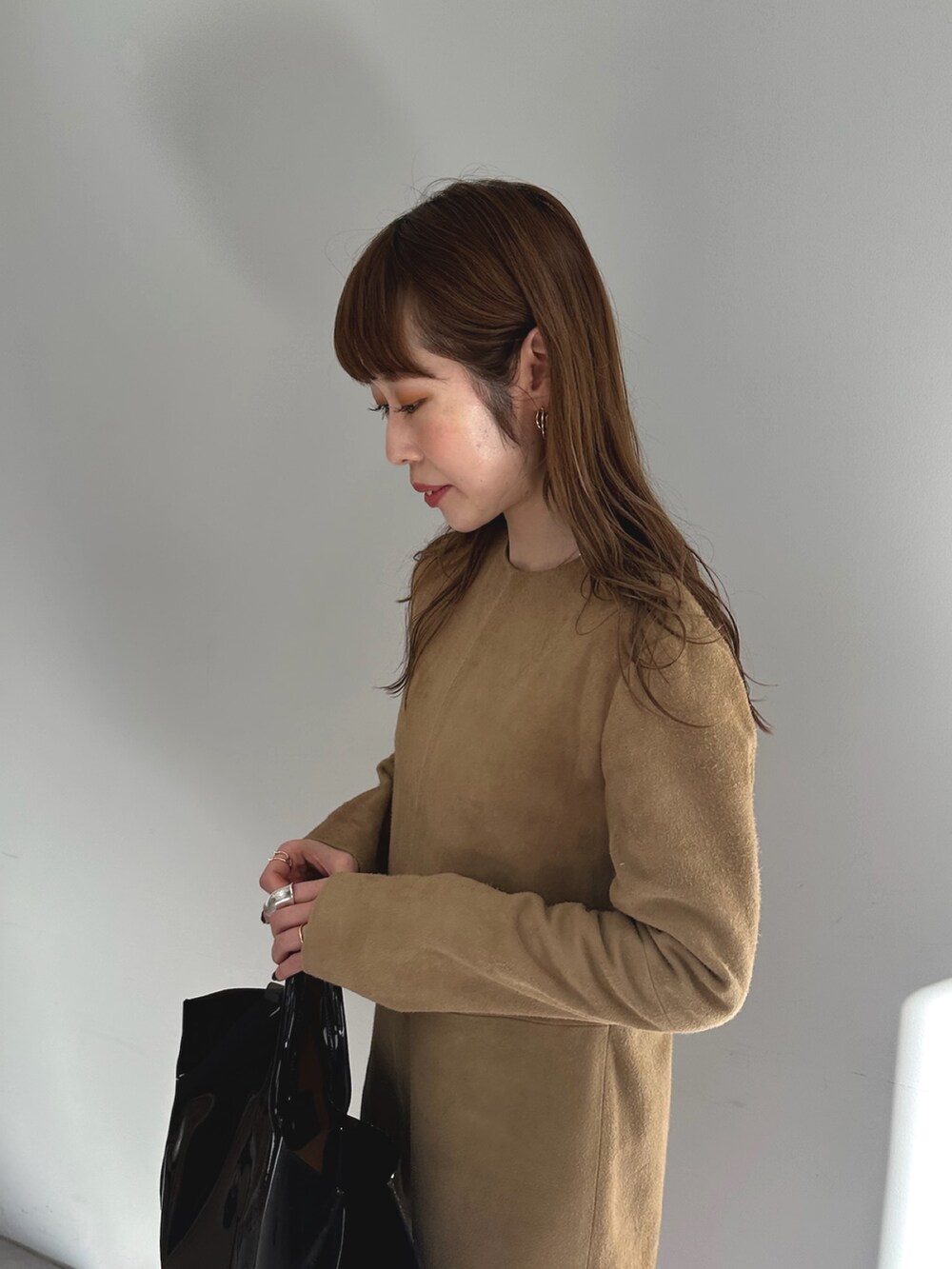 イエロー系のつなぎ/オールインワン、ブラック系のトートバッグを着用したレディースの春コーディネートの6枚目の写真