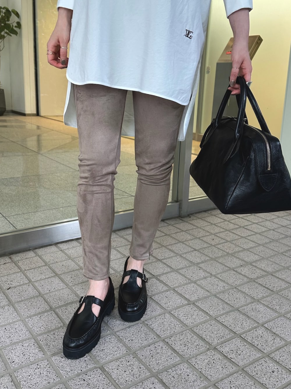 ホワイト系のシャツ/ブラウス、ブラウン系のその他パンツ、ブラック系のローファーを着用したレディースの夏コーディネートの5枚目の写真