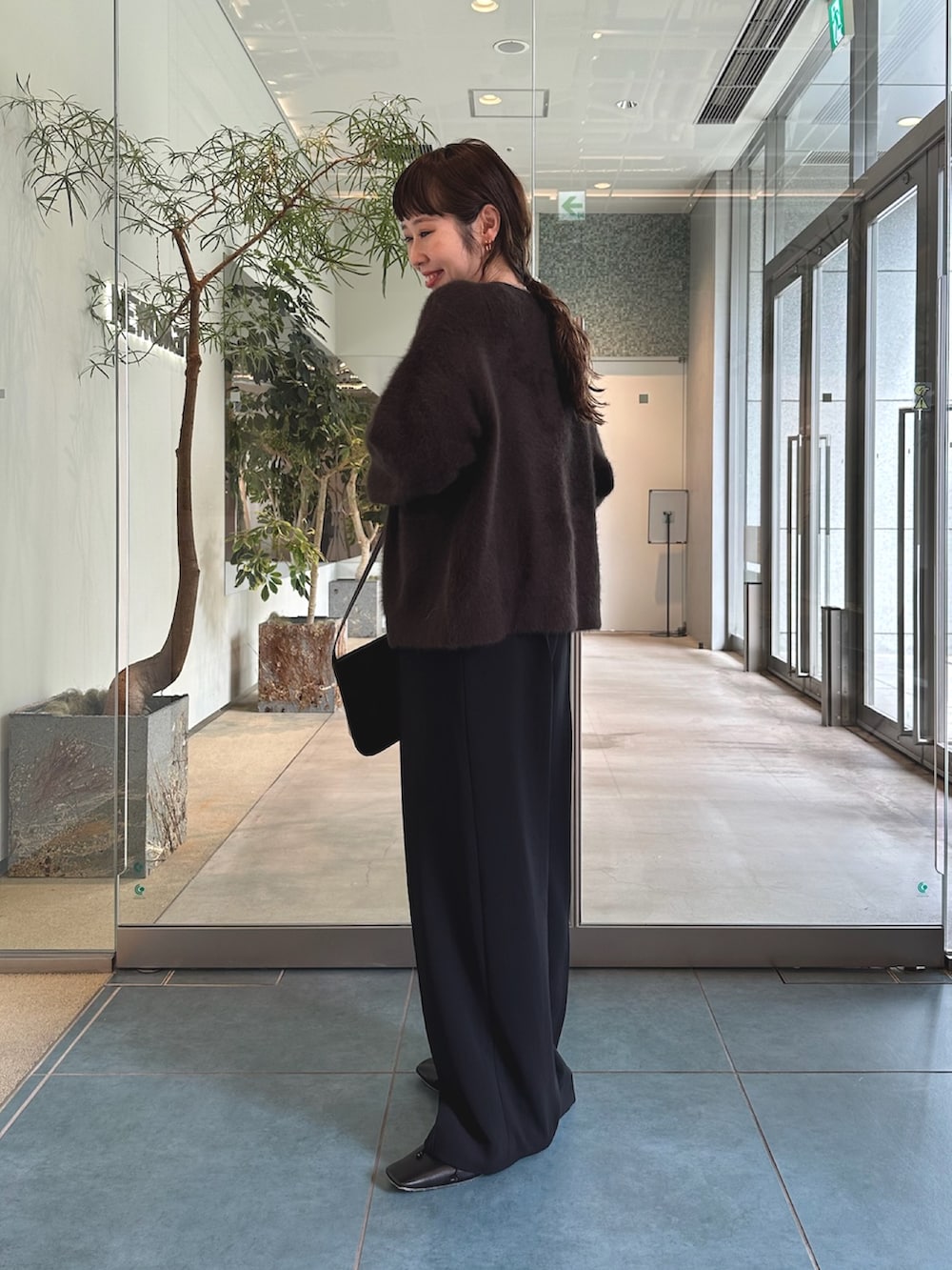 ブラック系のサロペット/オーバーオール、ホワイト系のシャツ/ブラウス、ブラウン系のショルダーバッグを着用したレディースの秋コーディネートの3枚目の写真