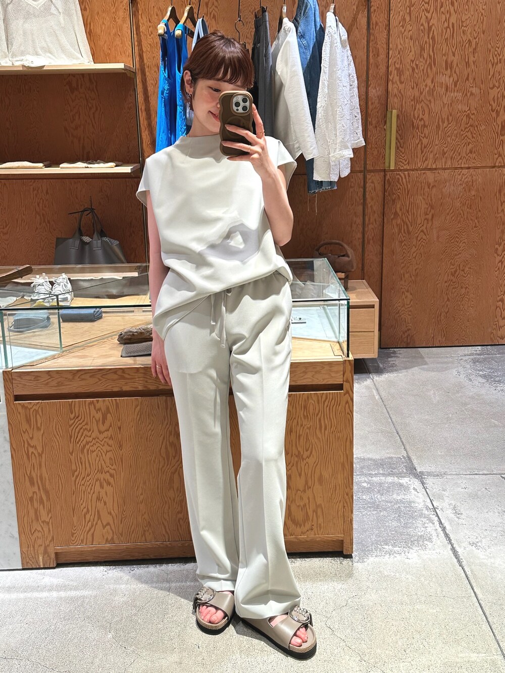 グレー系のシャツ/ブラウス、ブラック系のトートバッグを着用したレディースの夏コーディネートの5枚目の写真