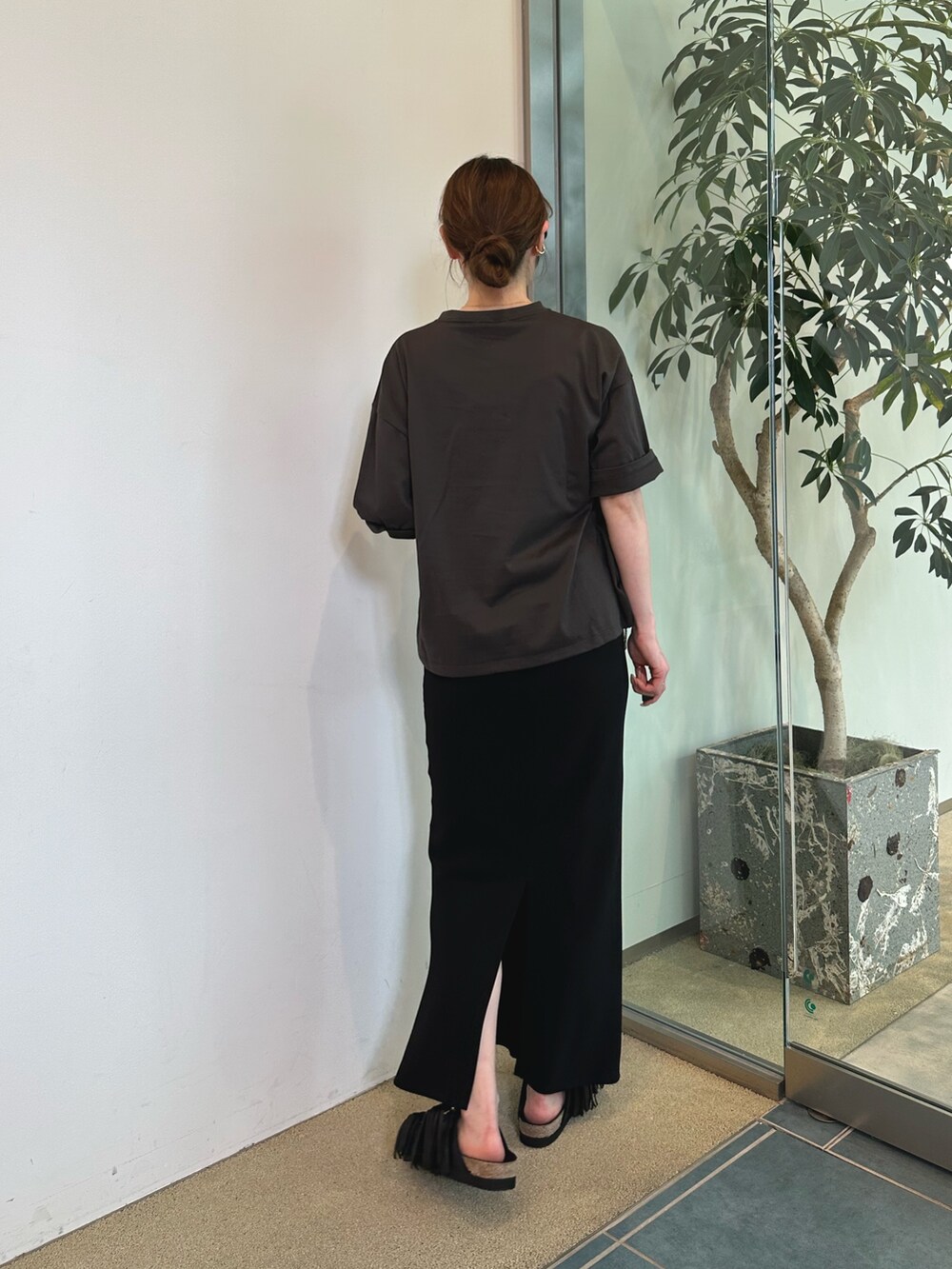 ブラック系のショルダーバッグ、グレー系のTシャツ/カットソーを着用したレディースの春コーディネートの5枚目の写真