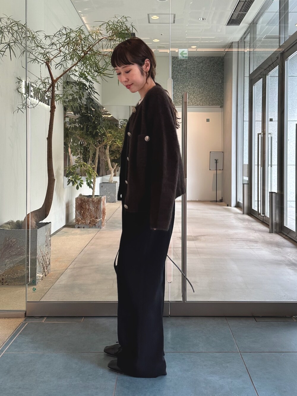 ブラック系のサロペット/オーバーオール、ホワイト系のシャツ/ブラウス、ブラウン系のショルダーバッグを着用したレディースの秋コーディネートの2枚目の写真