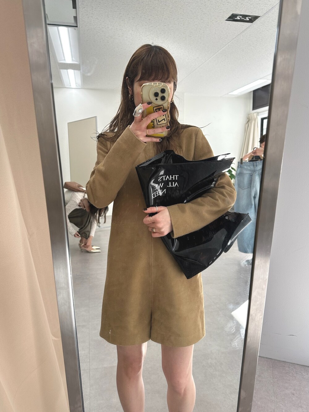 イエロー系のつなぎ/オールインワン、ブラック系のトートバッグを着用したレディースの春コーディネートの7枚目の写真