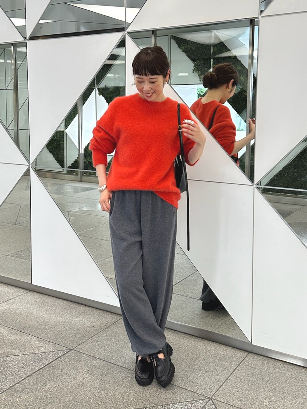 グレー系のその他パンツ、ブラック系のローファー、ブラック系のショルダーバッグを着用したレディースの夏コーディネートの7枚目の写真