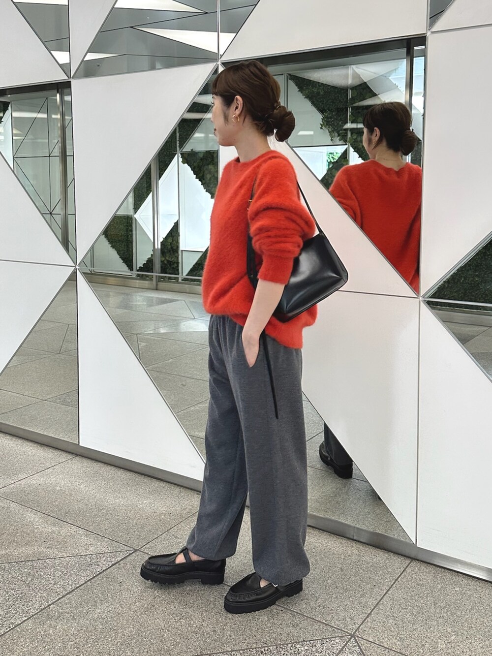 グレー系のその他パンツ、ブラック系のローファー、ブラック系のショルダーバッグを着用したレディースの夏コーディネートの2枚目の写真