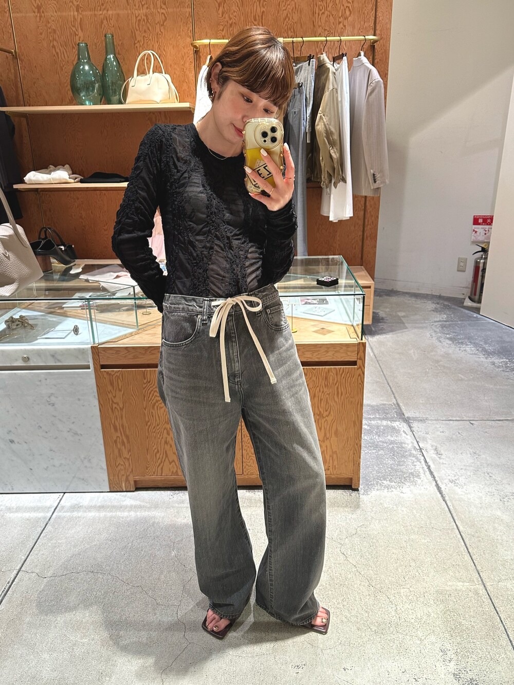 グレー系のデニムパンツを着用したレディースの春コーディネートの9枚目の写真