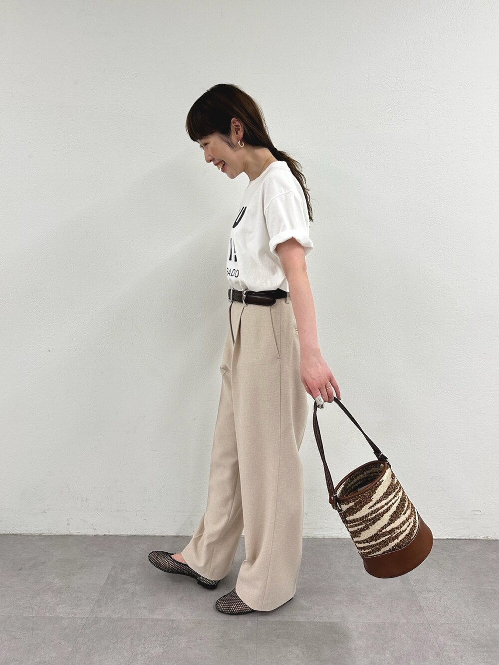 ホワイト系のTシャツ/カットソー、ピンク系のスラックス、ブラック系のパンプスを着用したレディースの春コーディネートの3枚目の写真