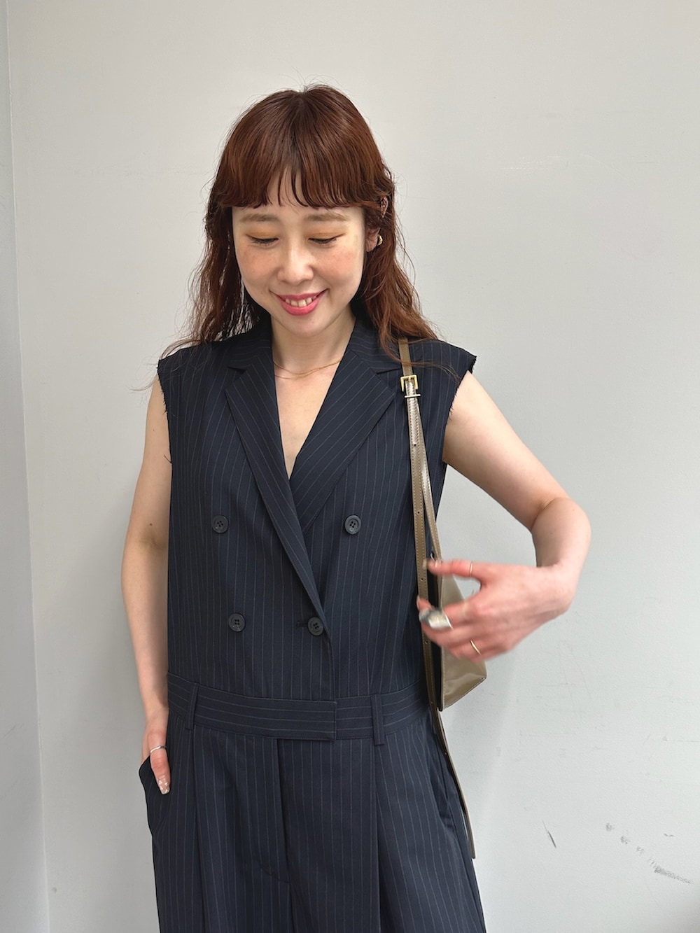 ブルー系のつなぎ/オールインワン、ブラウン系のショルダーバッグを着用したレディースの夏コーディネートの5枚目の写真