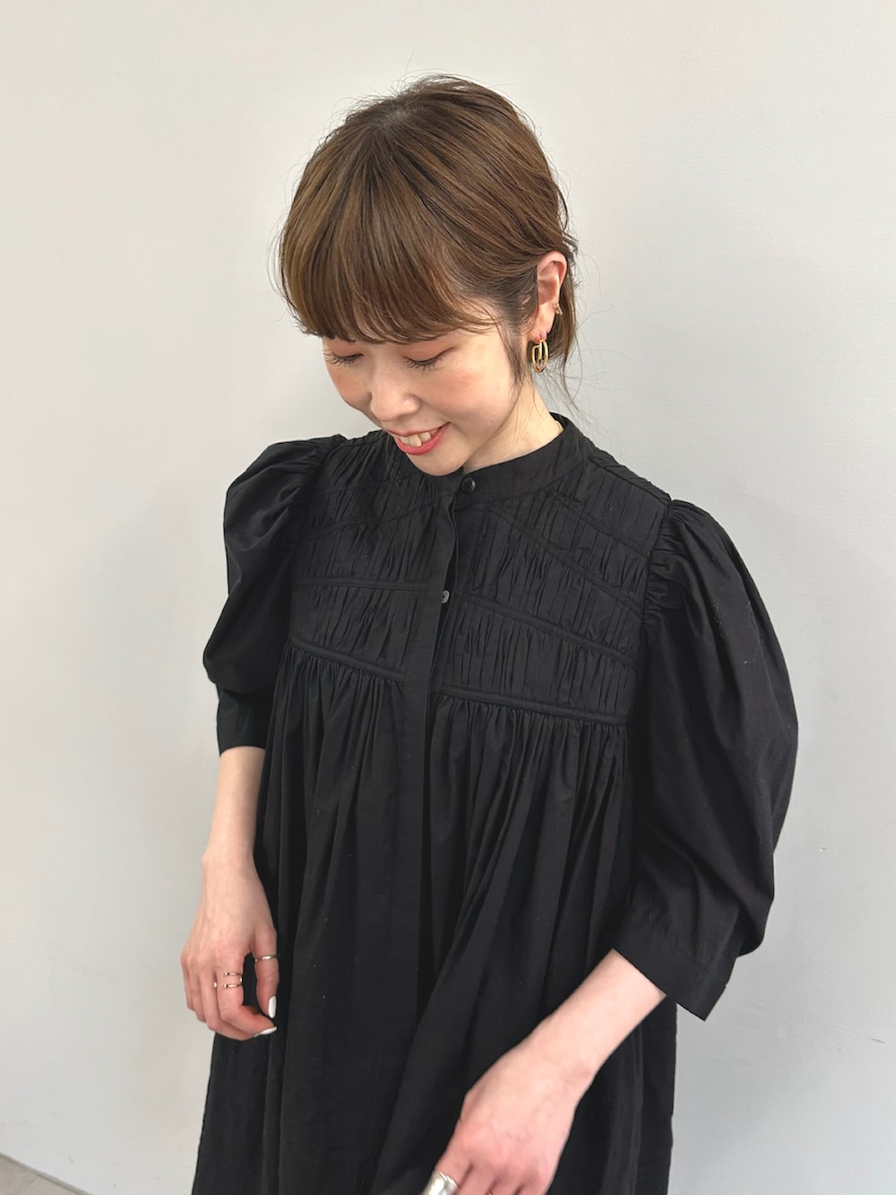 ブラック系のワンピース、ブラック系のパンプスを着用したレディースの春コーディネートの5枚目の写真