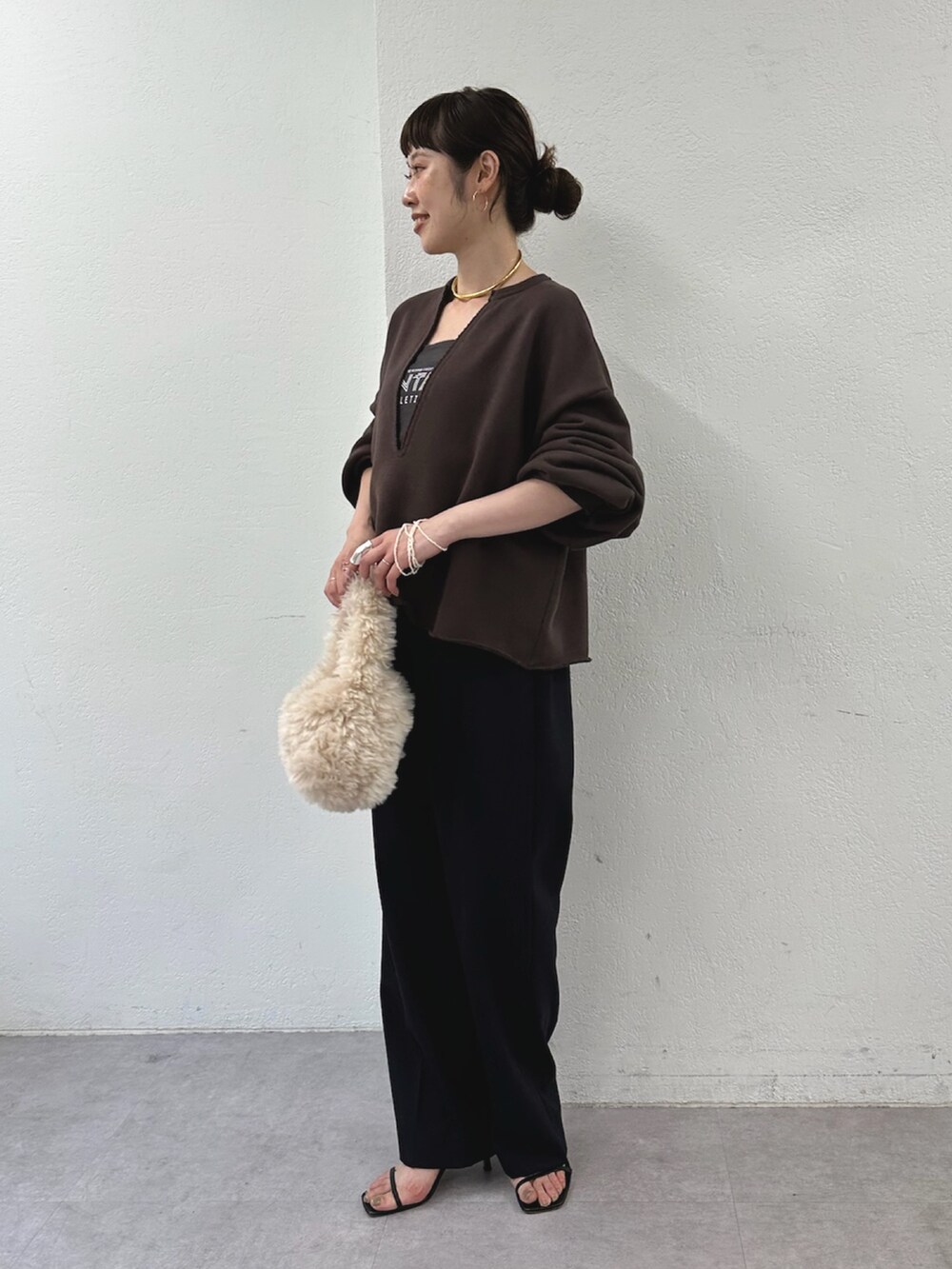 グレー系のスウェット、ホワイト系のハンドバッグ、ブルー系のその他パンツを着用したレディースの秋コーディネートの5枚目の写真