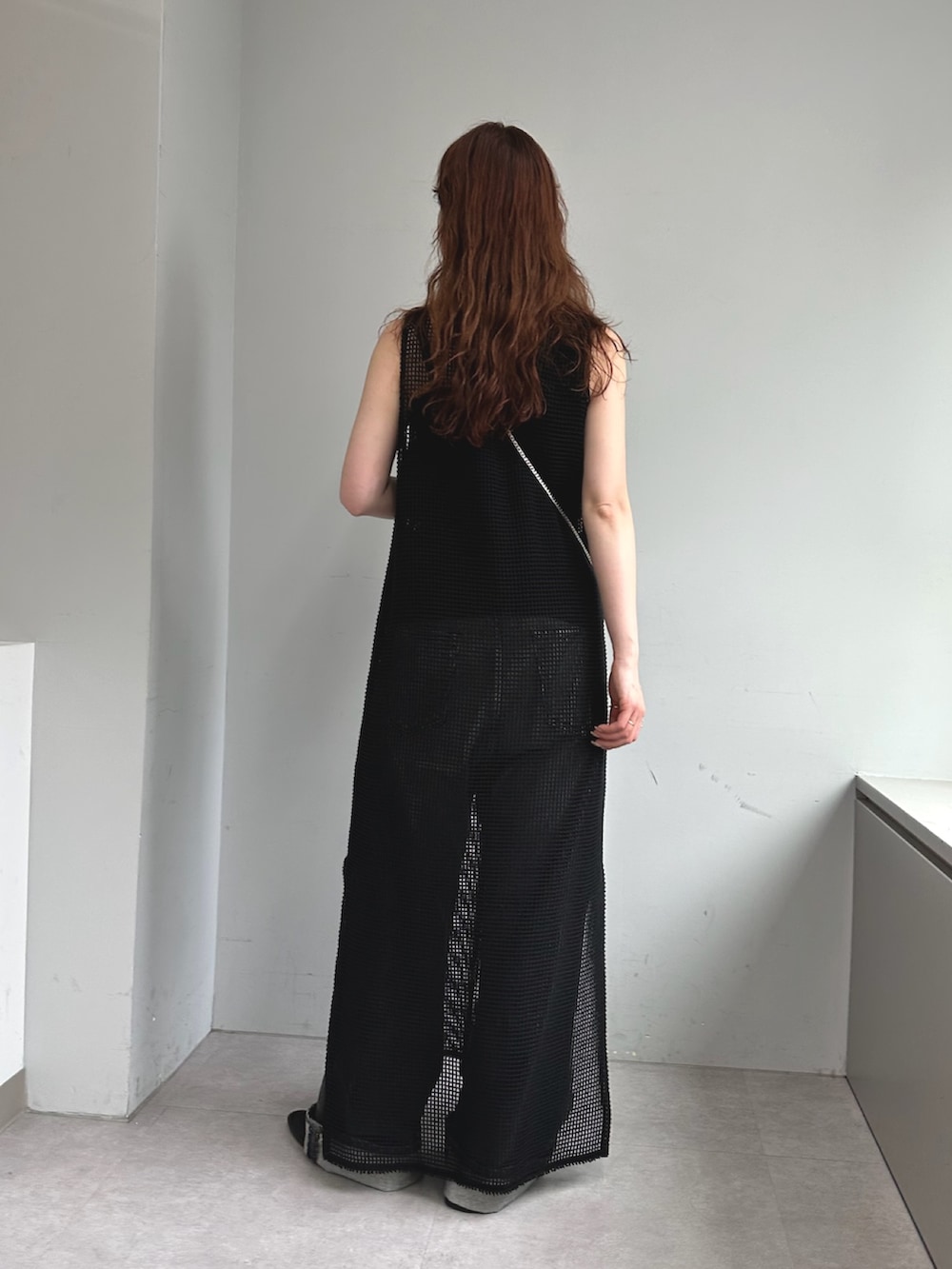 ブラック系のショルダーバッグ、グレー系のデニムパンツを着用したレディースの夏コーディネートの3枚目の写真