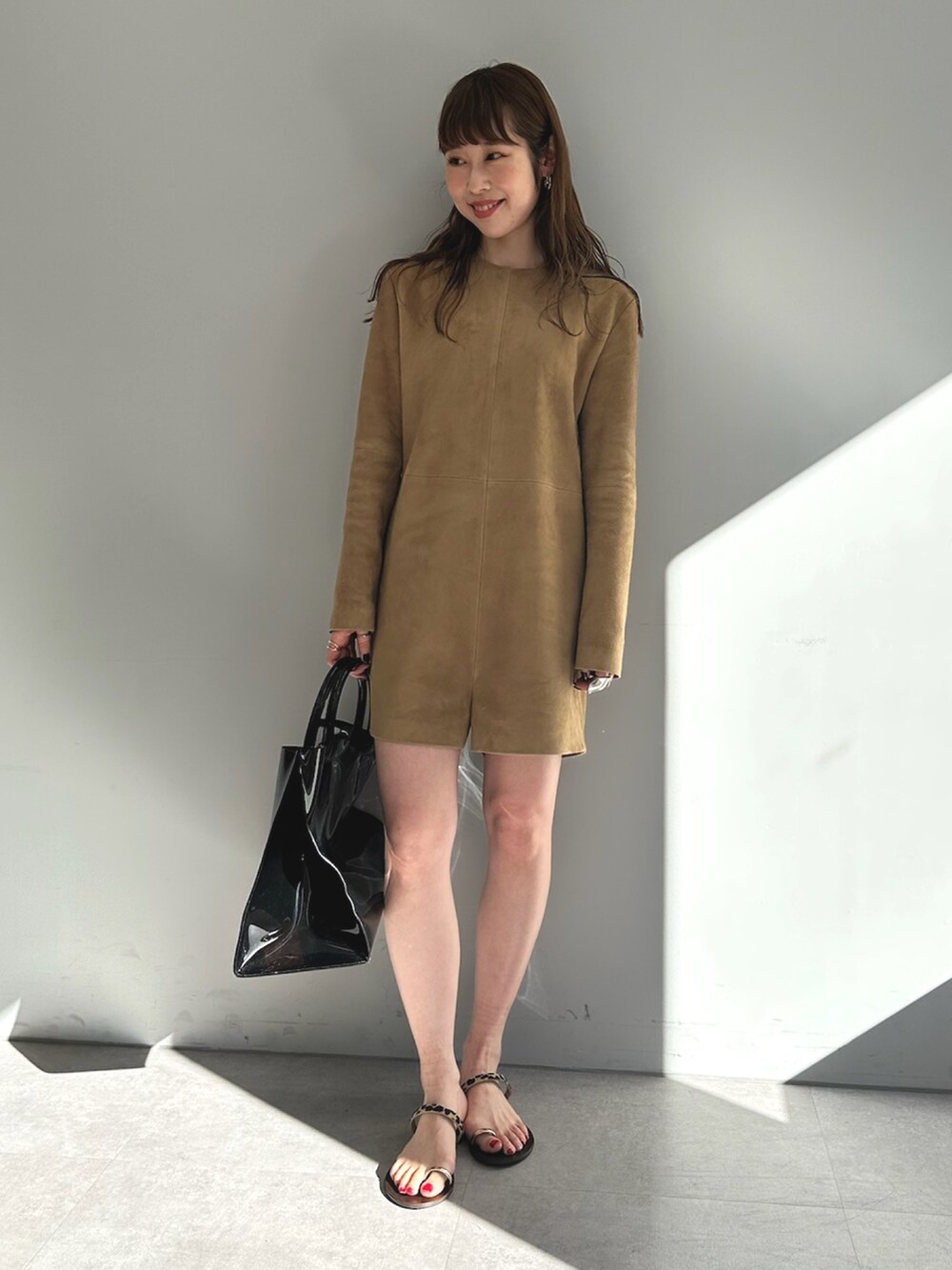 イエロー系のつなぎ/オールインワン、ブラック系のトートバッグを着用したレディースの春コーディネートの3枚目の写真