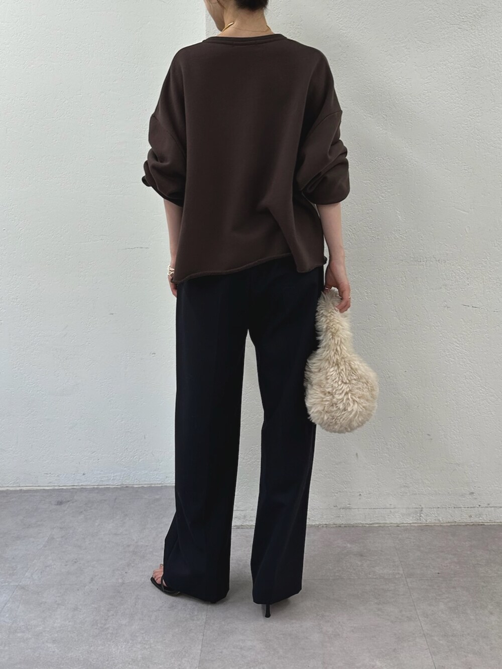 グレー系のスウェット、ホワイト系のハンドバッグ、ブルー系のその他パンツを着用したレディースの秋コーディネートの6枚目の写真