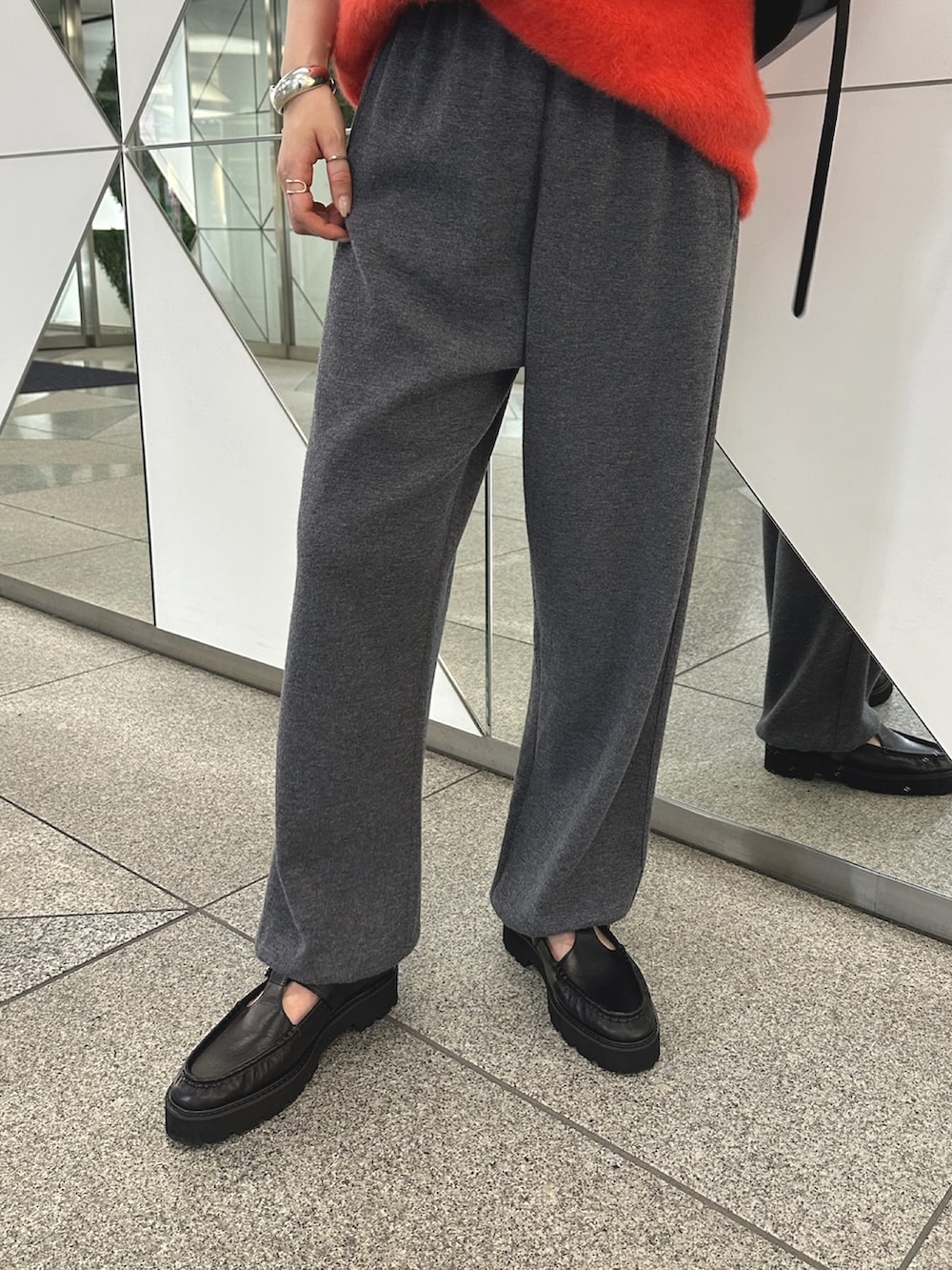 グレー系のその他パンツ、ブラック系のローファー、ブラック系のショルダーバッグを着用したレディースの夏コーディネートの5枚目の写真