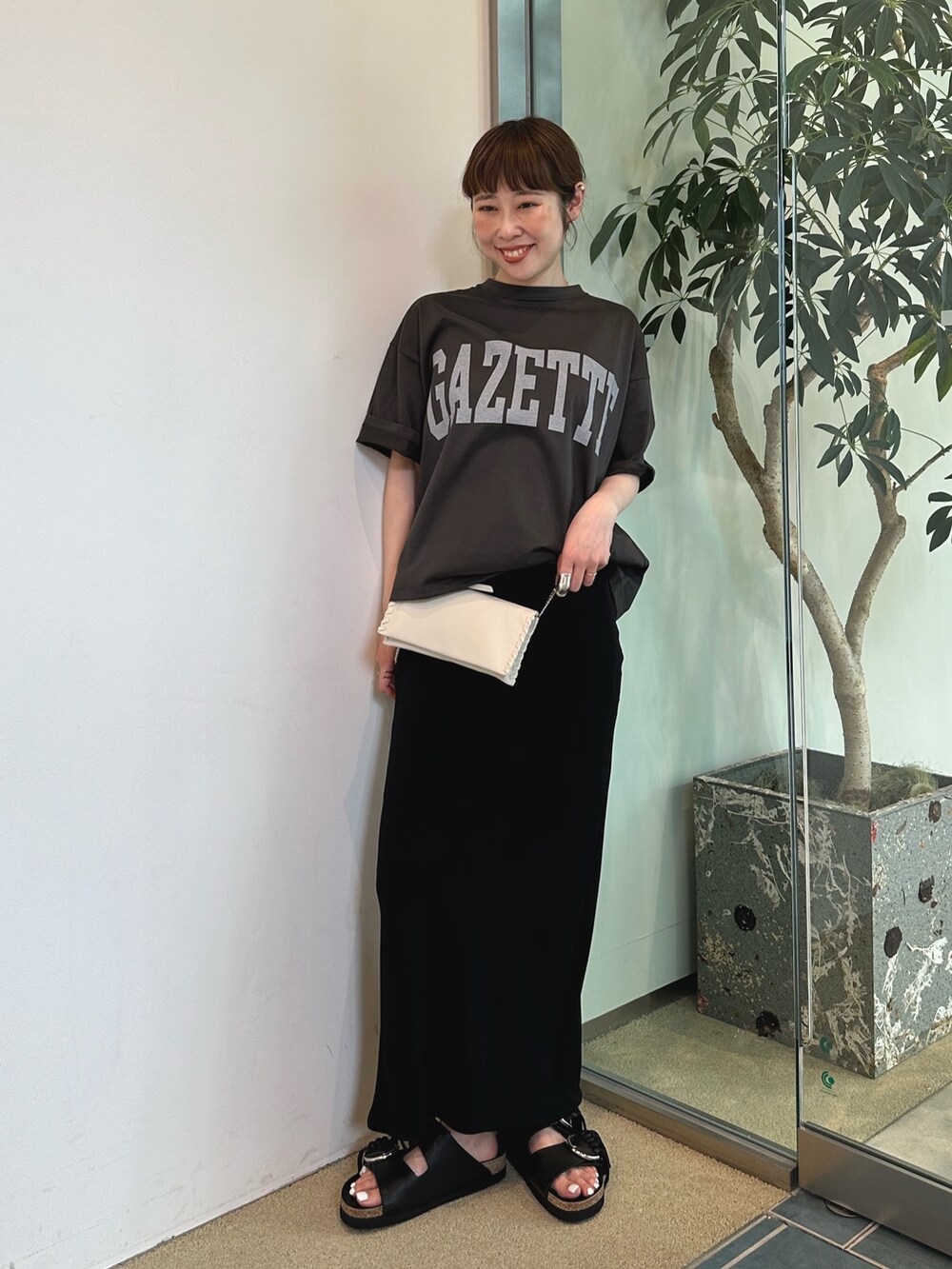 ブラック系のショルダーバッグ、グレー系のTシャツ/カットソーを着用したレディースの春コーディネートの3枚目の写真