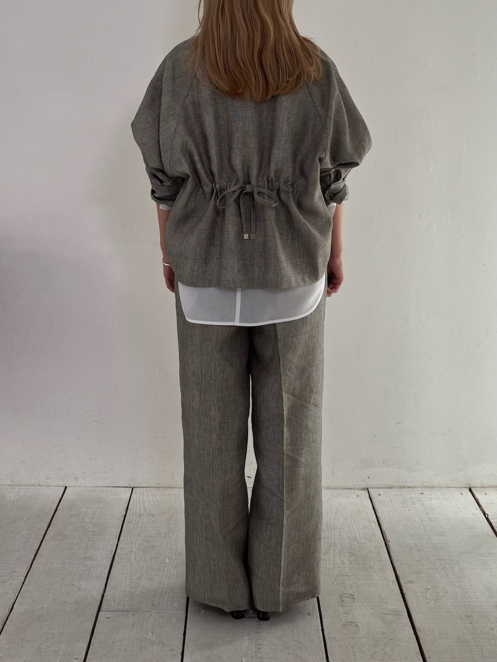 ベージュ系のブルゾン、ホワイト系のシャツ/ブラウス、ベージュ系のその他パンツを着用したレディースの春コーディネートの3枚目の写真