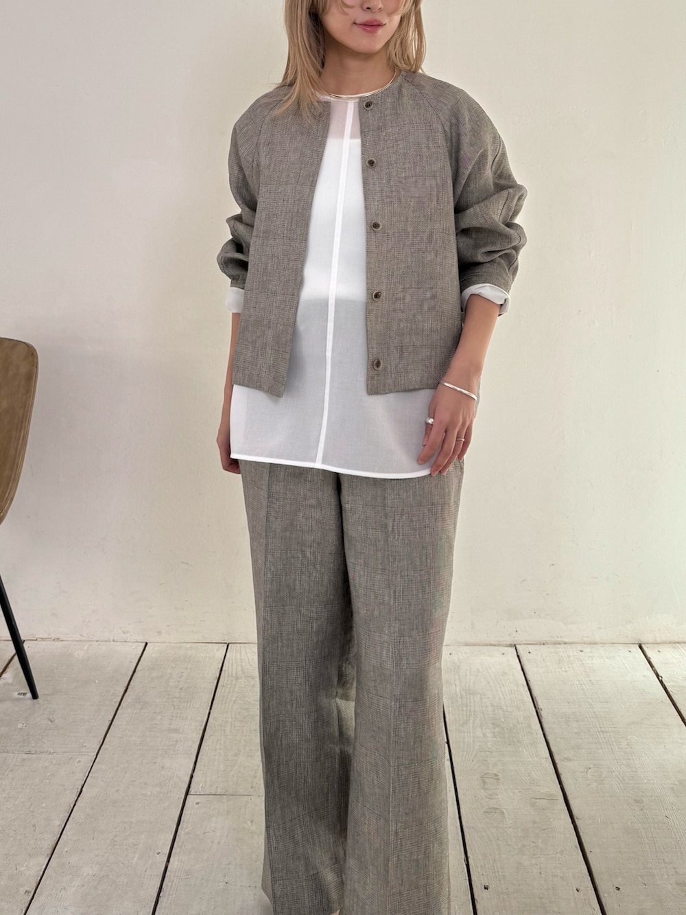 ベージュ系のブルゾン、ホワイト系のシャツ/ブラウス、ベージュ系のその他パンツを着用したレディースの春コーディネートの4枚目の写真