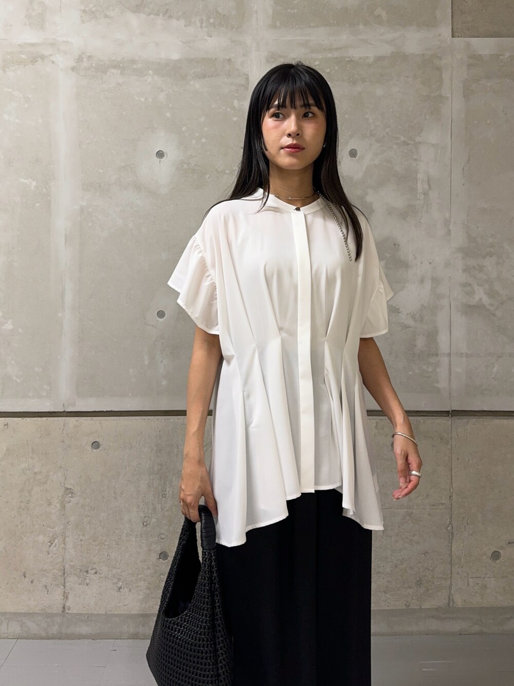 「モノトーン、お出かけコーデ、ラクチンコーデ、大人女子、ゆるコーデ、大人ファッション、カジュアルスタイル、低身長コーデ、きれいめカジュアル、夏コーデ、パンツスタイル、カリテ(qualite)、LOWELL things、キレイめカジュアル、カリテスケープ」｜「LOWELL thingsのBreezy/メッシュホーボーミニバッグ（ショルダーバッグ、ブラック系）」を使った、はしもとまゆさん（レディース・155cm）の夏コーディネートの3枚目の写真