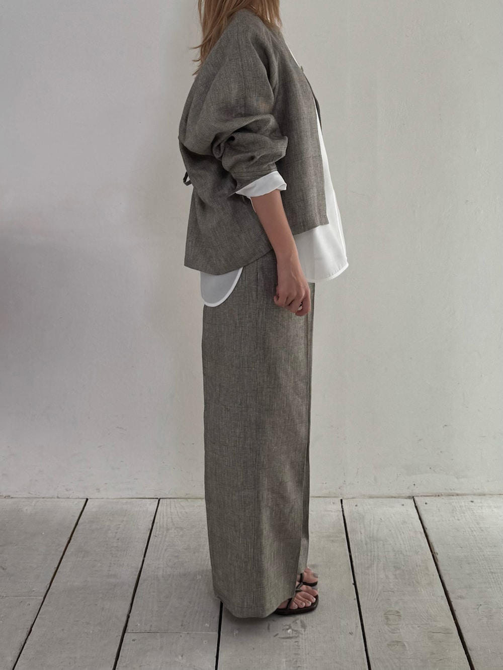 ベージュ系のブルゾン、ホワイト系のシャツ/ブラウス、ベージュ系のその他パンツを着用したレディースの春コーディネートの2枚目の写真