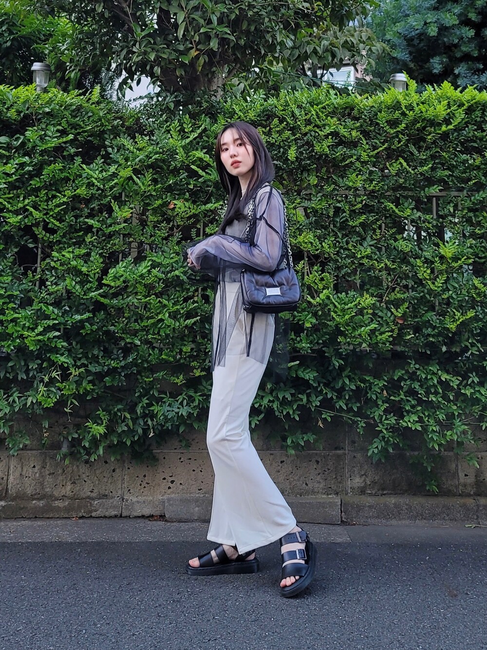 ブラック系のTシャツ/カットソー、ブルー系のTシャツ/カットソー、ホワイト系のその他パンツを着用したレディースの夏コーディネートの3枚目の写真