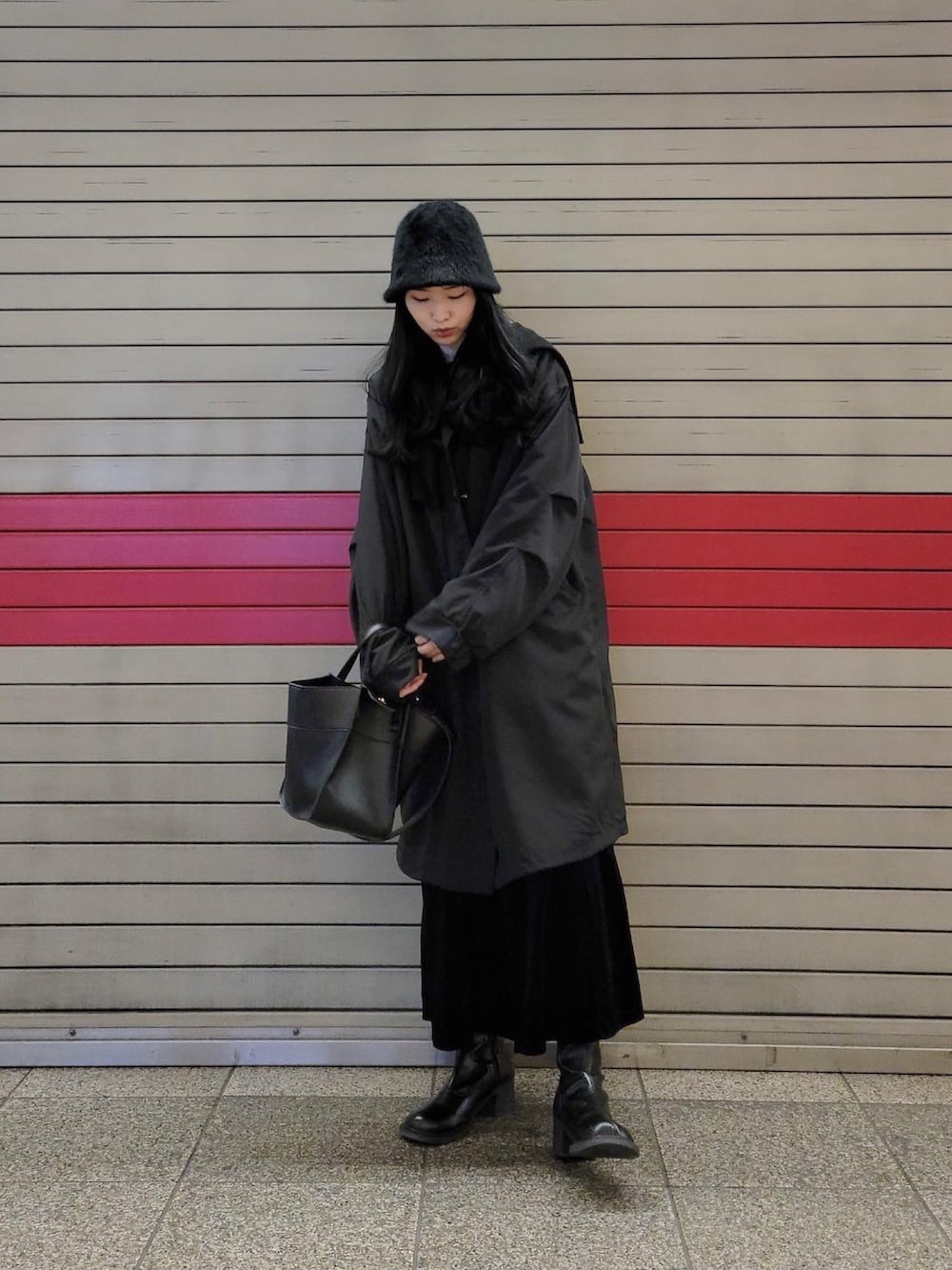 ブラック系のモッズコート、ブラック系のワンピース、ブラック系のシューズを着用したレディースの冬コーディネートの2枚目の写真