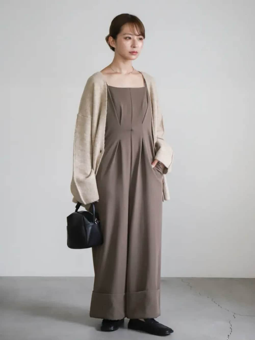 ベージュ系のカーディガン/ボレロ、ブラウン系のつなぎ/オールインワン、ホワイト系のキャミソールを着用したレディースの夏コーディネートの2枚目の写真