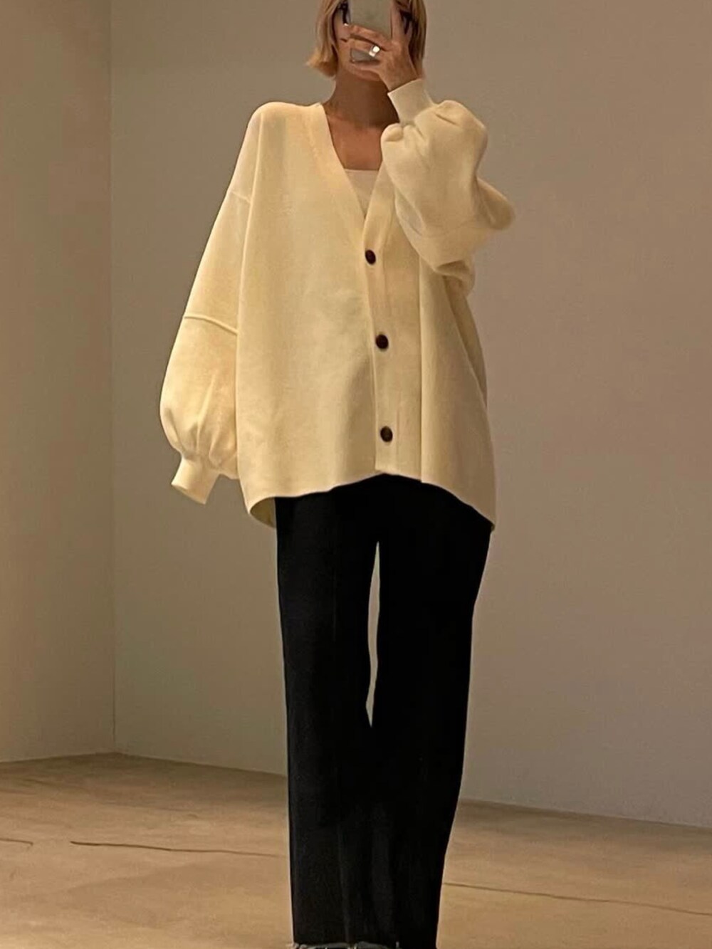 ホワイト系のカーディガン/ボレロ、ホワイト系のキャミソール、ブルー系のデニムパンツを着用したレディースの夏コーディネートの3枚目の写真