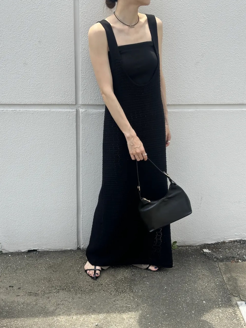 ブラック系のワンピース、ブラック系のハンドバッグ、ブラック系のチューブトップを着用したレディースの夏コーディネートの3枚目の写真