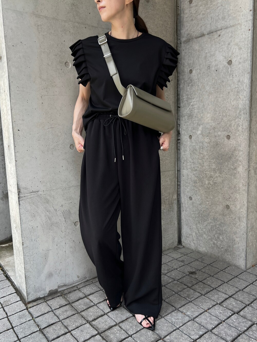 ブラック系のTシャツ/カットソー、グリーン系のショルダーバッグ、ブラック系のその他パンツを着用したレディースの夏コーディネートの4枚目の写真