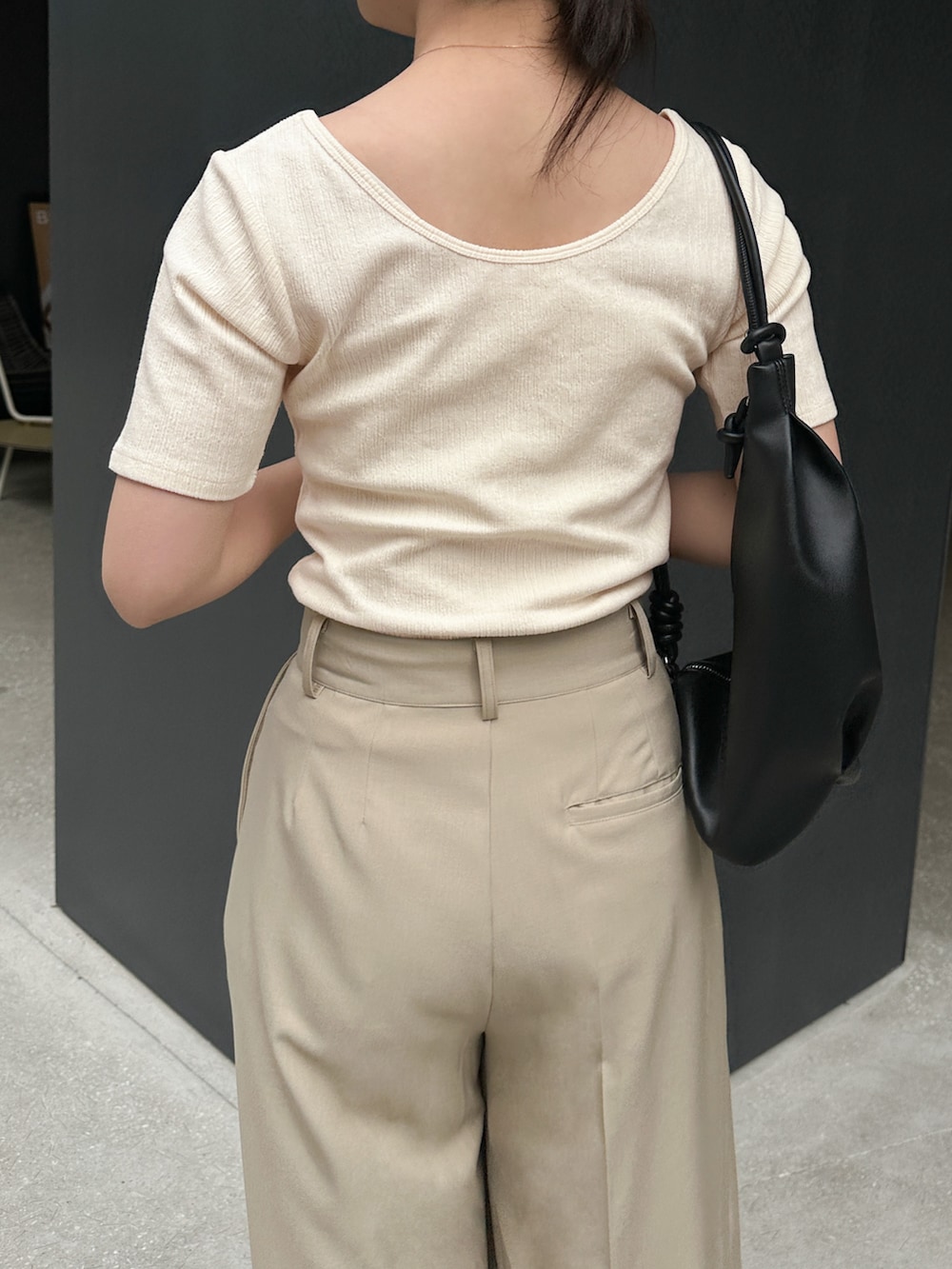 「パンツスタイル、パンツコーデ、春色、春コーデ、ワントーン、ワントーンコーデ、淡色コーデ、淡色女子、シンプルコーデ、ブルベ夏、骨格ウェーブ」｜「select MOCAの【サイズ展開あり】バレエネックハーフスリーブカットソー（Tシャツ/カットソー、ホワイト系）」を使った、SELECT MOCA SNAPさん（骨格ウェーブ・レディース・162cm）の春コーディネートの3枚目の写真
