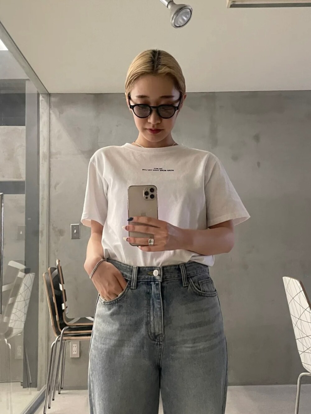 ホワイト系のTシャツ/カットソー、ブラック系のサングラスを着用したレディースの夏コーディネートの2枚目の写真