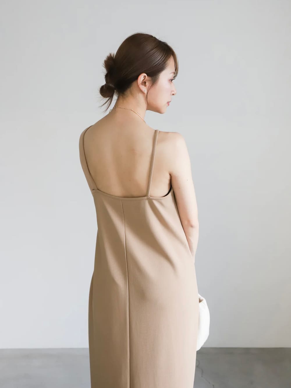 ベージュ系のワンピース/ドレス、ゴールド系のネックレス、ゴールド系のネックレスを着用したレディースの春コーディネートの4枚目の写真