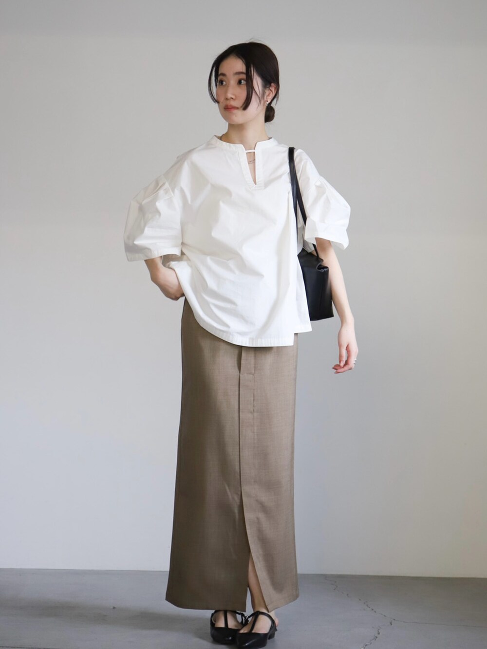 ホワイト系のシャツ/ブラウス、ブラウン系のスカートを着用したレディースの春コーディネートの3枚目の写真